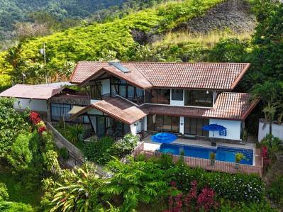 Casa con vista panorámica al mar, gran piscina y amplio espacio para el entretenimiento en Ojochal