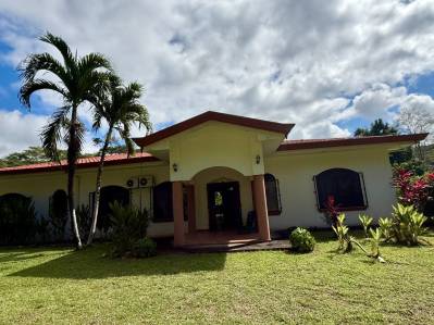 Refugio tropical de 4 dormitorios en la calle Conga, cerca de Playa Hermosa