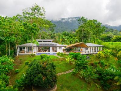 Casa Amarilla: Lujo frente al mar y vida sostenible en Tres Ríos