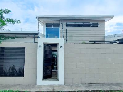 Venta de casa en Guápiles centro.