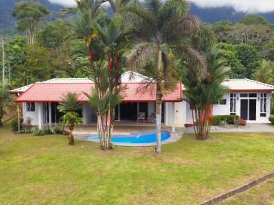 Casa de 3 habitaciones con vistas a la montaña en Ojochal, Costa Rica