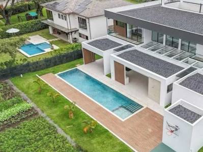 Se vende espectacular mansión de lujo para estrenar en Parque Valle del Sol, Santa Ana