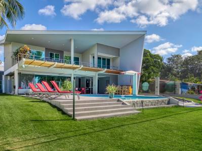 LUJOSA CASA FRENTE A LA PLAYA