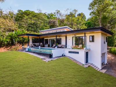 Nueva casa de lujo con vista al mar que bordea la reserva forestal