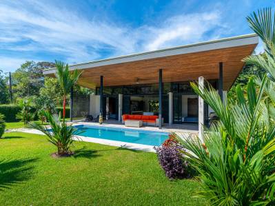 Casas gemelas en venta en Ojochal con piscina y potencial de alquiler