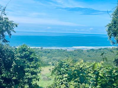 Propiedad comercial frente a la carretera con vistas panorámicas al mar