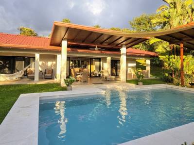 Stunning 2-Bedroom, 2-Bathroom Home with Pool on a Spacious Lot in Ojochal – Calle Papagayo