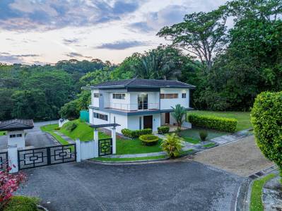 Elegante villa tropical a pasos de Playa Hermosa – Comunidad cerrada
