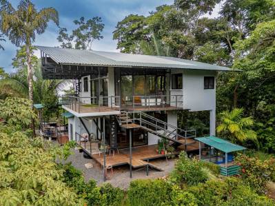 Casa amueblada en la cima de la montaña con vistas panorámicas en una comunidad cerrada.