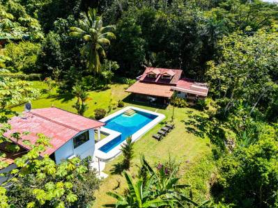 Exquisita finca en la jungla costarricense con vistas al mar