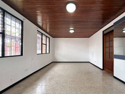 Venta de amplia casa en San Francisco de Dos Ríos