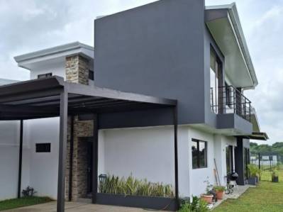 Venta de casa en Condominio Montezuma, Grecia, 3 habitaciones, 2 baños