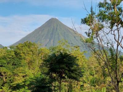 Pequeño Ecolodge de 8 Habitaciones con 10 Ha de Selva, Vista al Volcán Arenal, La Fortuna