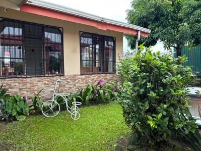 Venta de propiedad con 2 casas en Guápiles