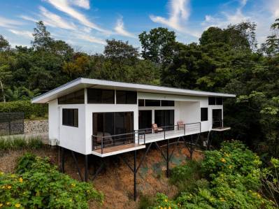 2 CASAS, VISTAS A LA MONTAÑA, TERRENOS ADICIONALES, ÁRBOLES FRUTALES Y UN ARROYO