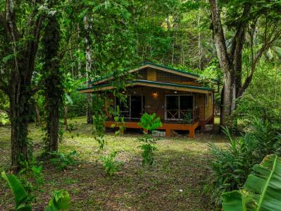Casa frente al río Baru cerca de la playa en Dominical, Costa Rica