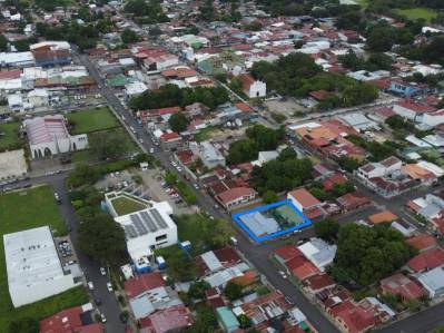 Propiedad en venta en Nicoya centro | Lote esquinero con casa y cabinas frente al BCR