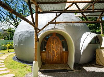 ¡Exclusiva casa domo de 2 dormitorios con piscina, a poca distancia de la playa!