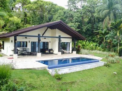 ¡Casa de 2 dormitorios con vista al mar Whales Tale en la comunidad cerrada de Costa Verde Estates!