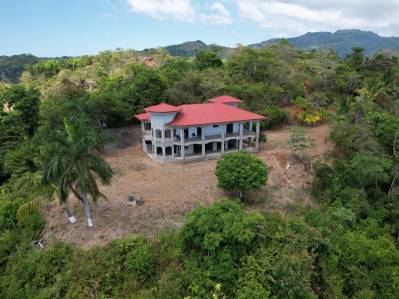 Casa con 4 cuartos, vista al mar para remodelar, terreno titulado de 1 hectaria Playa Hermosa Jaco
