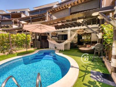 Breathtaking Views & Beachfront Bliss: Villa in Monterrico