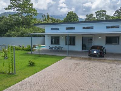 Moderna casa de 3 dormitorios y 3 baños con piscina en Uvita, a pasos del centro | Jardines del Sol