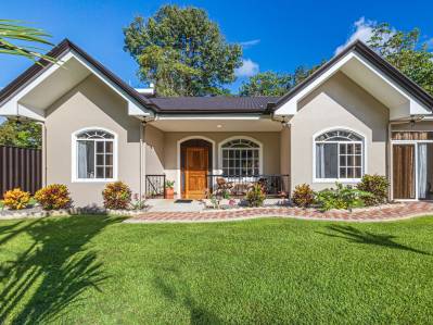 Excepcional residencia en la calle Los Laureles: ubicación privilegiada y distribución versátil