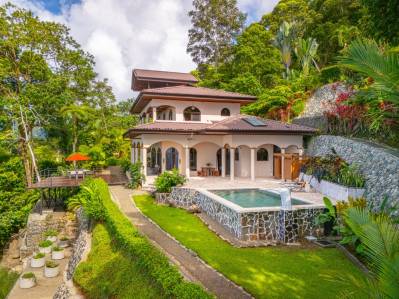 Santuario costero mediterráneo con vistas inigualables de la cola de la ballena