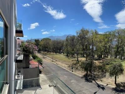 ¡Oportunidad REAL! ÚNICO apartamento en venta, frente al Parque en Rohrmoser.