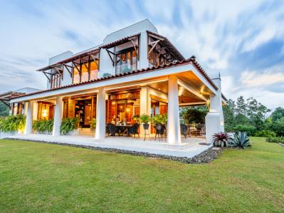 Casa de diseño personalizado en Dominical, con dos terrenos disponibles en Costa Verde Estates