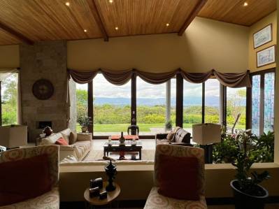 A Scenic Estate Above It All 🏡🌄