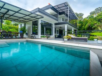 Una preciosa casa con jardín en Ojochal: moderna vivienda en una parcela