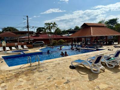 2 dormitorios y 1 baño en Villas Paraíso a un precio razonable, a un bloque de la playa