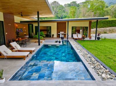 Impresionante casa nueva y moderna en Ojochal – Terreno aprovechable rodeado de selva y arroyos.