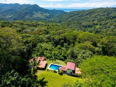 Exquisita finca en la jungla costarricense con vistas al mar
