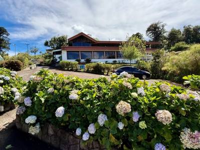 Hotel y restaurante de uso mixto, cerca del volcán Poás: lugar para celebrar bodas, 8 cabañas.