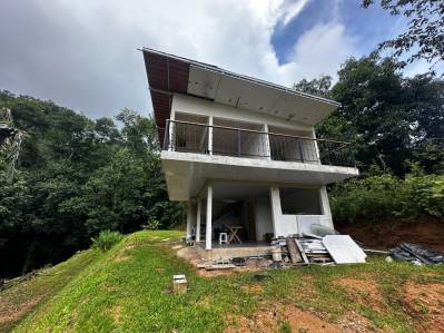 Oportunidad de Inversión en Playa Hermosa – ¡Casa para reparar con gran potencial!
