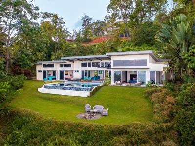 Urbanización cerrada Villa La Luna, casa en la ladera de la montaña y vistas a la cola de ballena