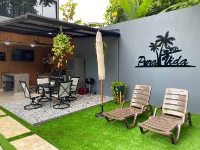 Casa moderna de 3 dormitorios y piscina de nueva construcción en venta en Ojochal, Costa Rica.