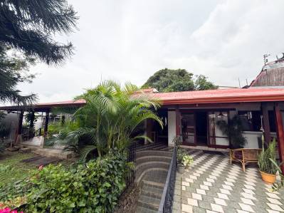 Casa Estilo Europeo con Loft Moderno en San Rafael de Escazú