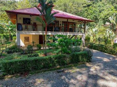 Casa con cascada en comunidad privada, asequible y en la jungla