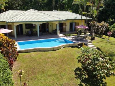 Retiro privado de 3 dormitorios en la jungla con vistas al mar y al arroyo