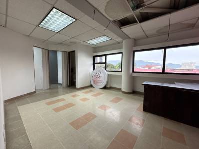 COMMERCIAL SPACE OR OFFICE IN THE ESCALANTE NEIGHBORHOOD, 35 M²