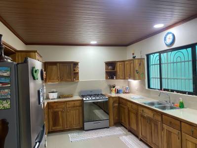 Casa De Dos Dormitorios Con Vista Parcial Al Mar En El Barrio Costa Vida De Parrita