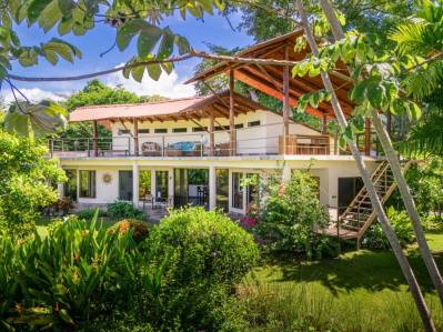 Casa Única – Oasis con vista al mar y potencial comercial en el corazón de Uvita