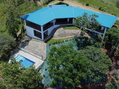 1,97 ACRES – Casa de 3 habitaciones con piscina, vista de 360 ​​grados a la montaña y al mar.