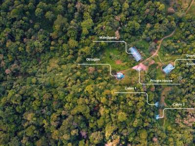 Nuestro Arenal Retreat puede alojar a un total de 50 personas en una propiedad de 14 hectáreas