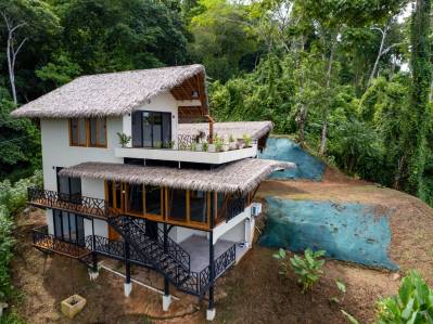 Una propiedad única que ofrece doble oportunidad y una gran vista al mar.