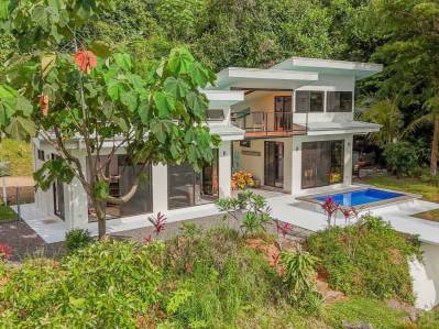 Casa con vista al mar en Ojochal, piscina, río y terrenos para construir