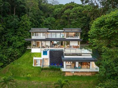 Casa Koules: Residencia arquitectónica con vista al mar en la prestigiosa Costa Verde Estates